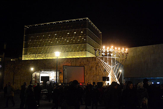 Chanukka auf dem Jakobsplatz 2014 am 21.12.2014: das 6. Licht am Münchner Chanukka-Leuchter wird entzündet (©Foto. Ingrid Grossmann)